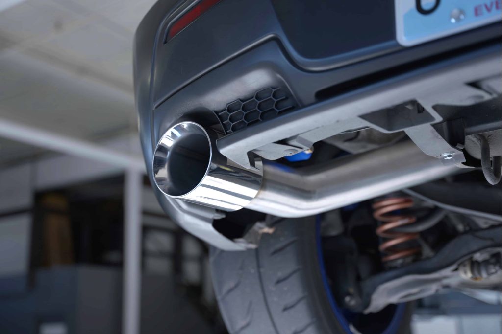 A polished 4.4&rdquo; (112mm) diameter exhaust tip fills the bumper cutout for a clean look.